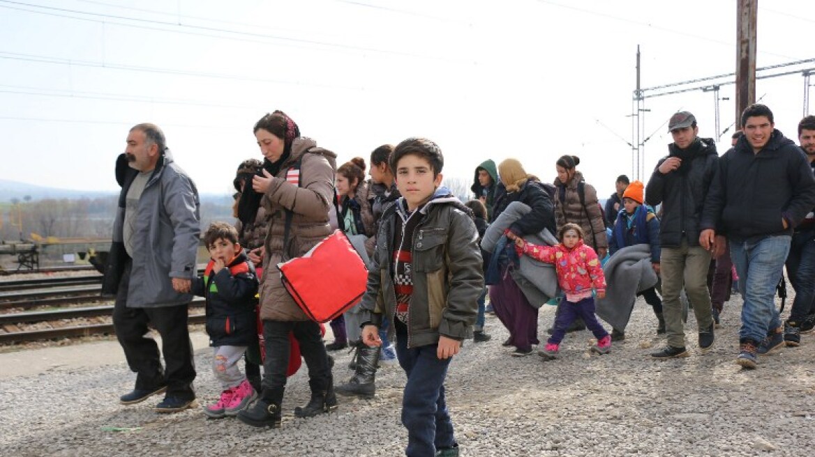 «Ψυχρολουσία» από τον Γερμανό ΥΠΕΣ: Διαχειρίσιμη η κατάσταση στην Ελλάδα - Έχει μόνο 25.000 πρόσφυγες