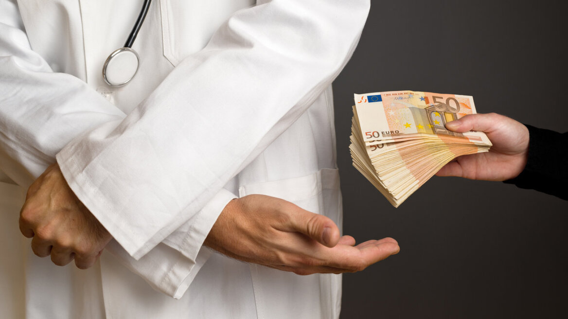 Συνελήφθη γιατρός που ζήτησε «φακελάκι» 650 ευρώ για μια γέννα