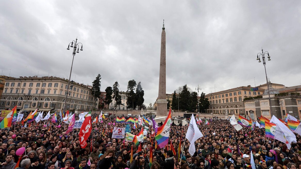 Χιλιάδες στους δρόμους της Ρώμης υπέρ των δικαιωμάτων των ομοφυλόφιλων