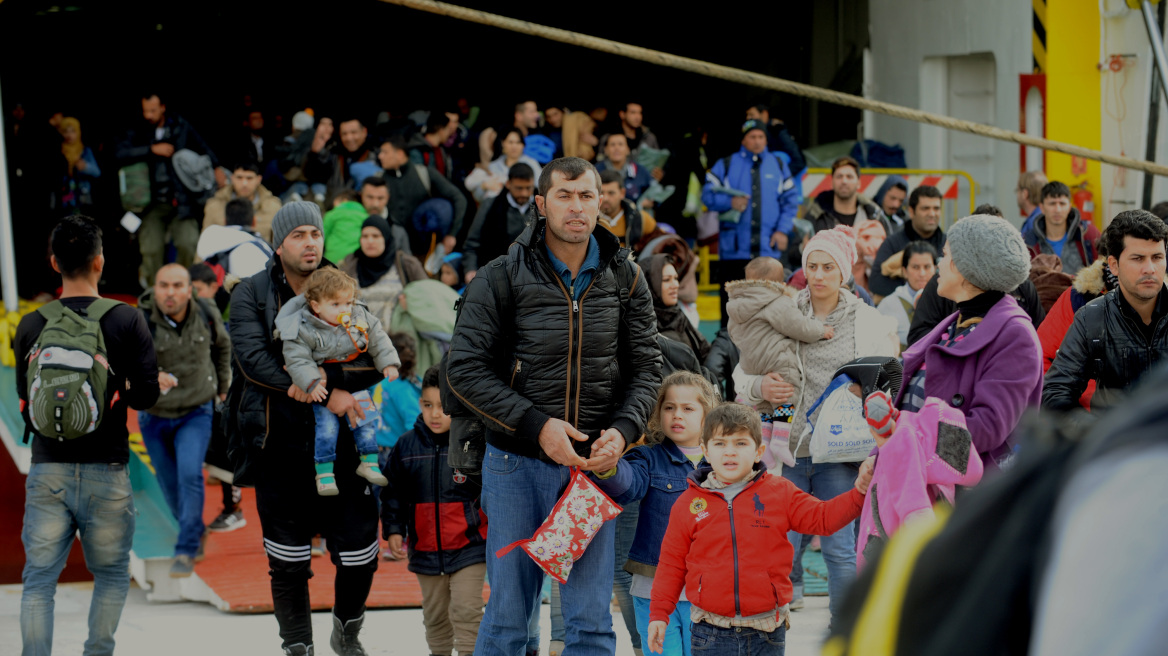 «Βουλιάζουν» τα νησιά από πρόσφυγες - Πάνω από 5.000 περιμένουν να αναχωρήσουν για τον Πειραιά