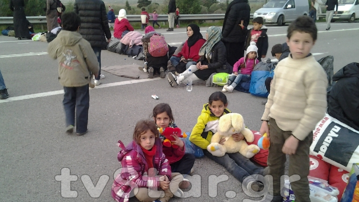 Πρόσφυγες έκλεισαν την παλαιά Εθνική Οδό Λαμίας-Αθηνών στις Θερμοπύλες