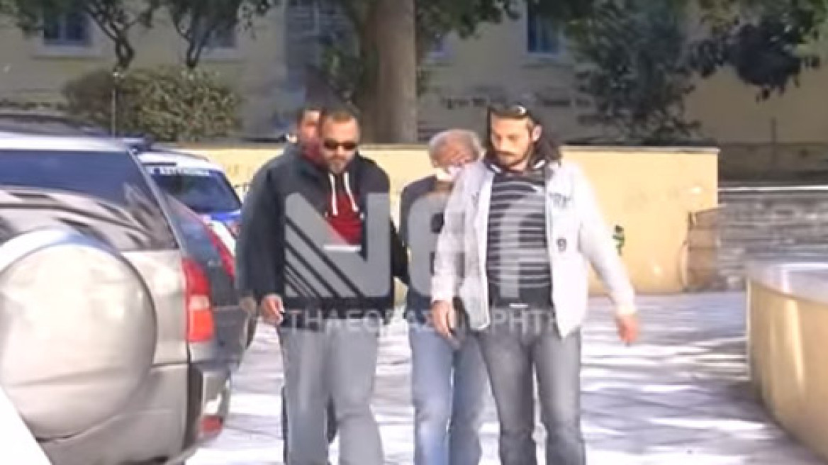 Βίντεο: Ο 61χρονος συζυγοκτόνος της Κρήτης οδηγείται στον εισαγγελέα
