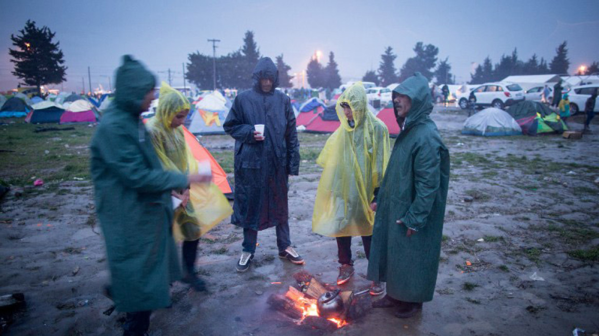 Στο έλεος της βροχής οι 13.000 εγκλωβισμένοι στην Ειδομένη