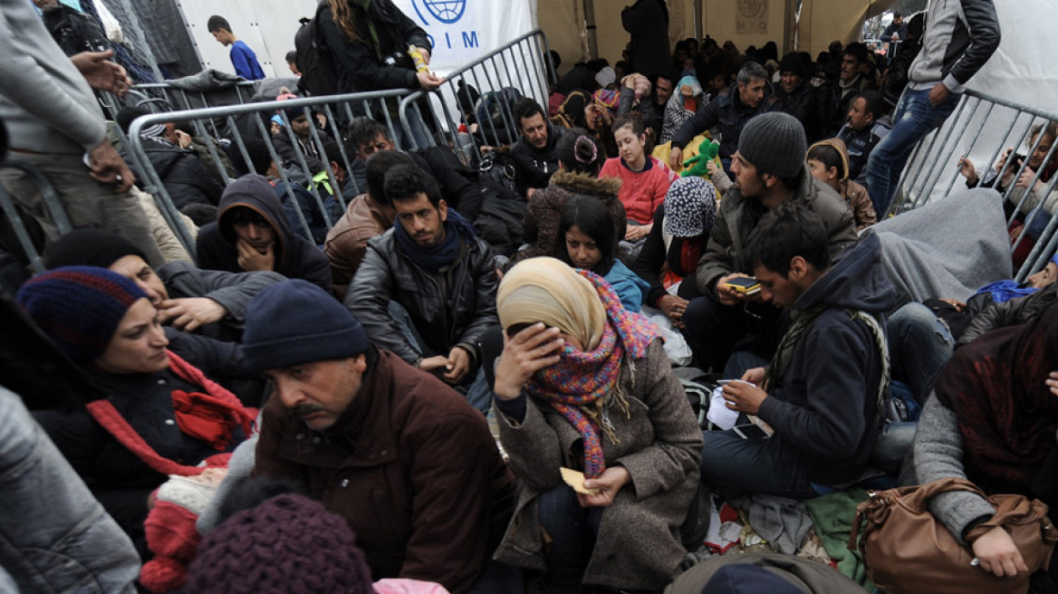 Δραματικές εικόνες από την Ειδομένη: Οι μετανάστες περιμένουν να μάθουν την τύχη τους