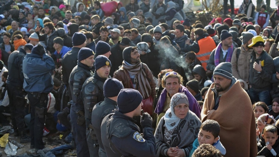 Πάνω από 1.000 πρόσφυγες εγκλωβισμένοι στα σύνορα Σκοπίων-Σερβίας