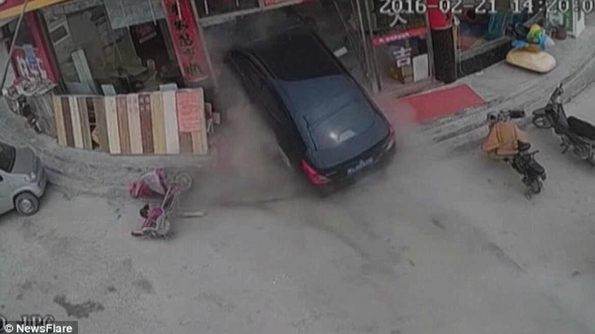 Βίντεο: Χαμός από «εισβολή» αυτοκινήτου σε φαστ φουντ
