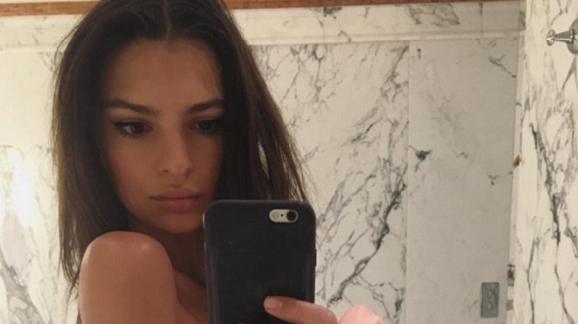 H γυμνή Emily Ratajkowski αναρωτιέται «τι να φορέσω σήμερα;»