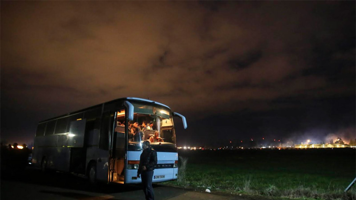 Φωτογραφίες: Πρόσφυγες επιστρέφουν από την Ειδομένη στην Αθήνα γιατί δεν αντέχουν άλλο
