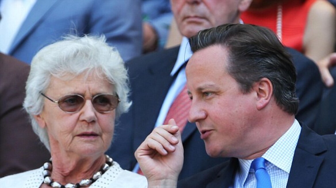 Ο Βρετανός πρωθυπουργός Ντέιβιντ Κάμερον «απέλυσε» μέχρι και την μάνα του!