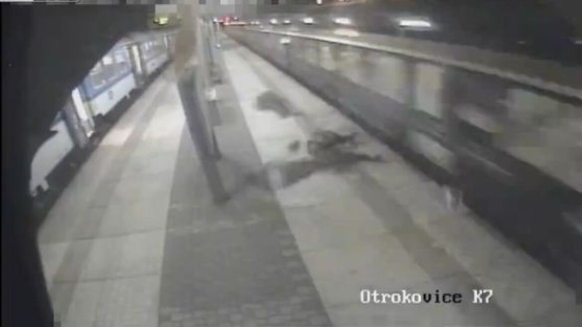 Bίντεο σοκ: Τους πέταξε στον αέρα τρένο που έτρεχε με ιλιγγιώδη ταχύτητα