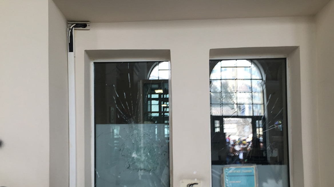 Τα έκαναν γυαλιά καρφιά και στον σταθμό του μετρό στο Μοναστηράκι