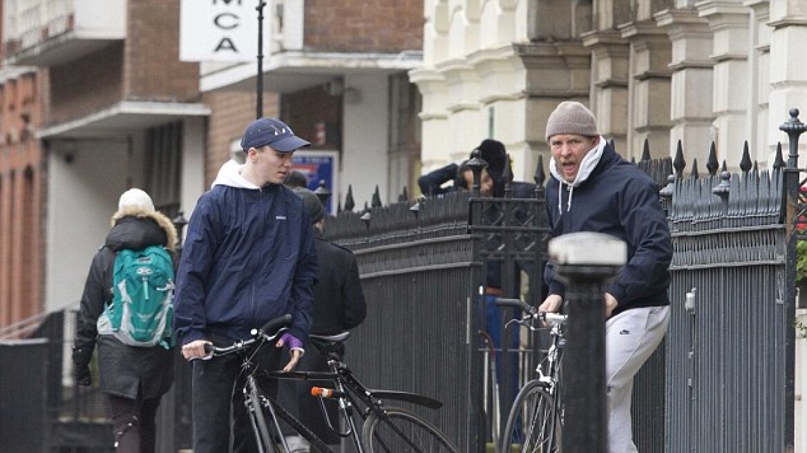 Δείτε τον γιο της Μαντόνα να κάνει ποδηλατάδα στο Λονδίνο
