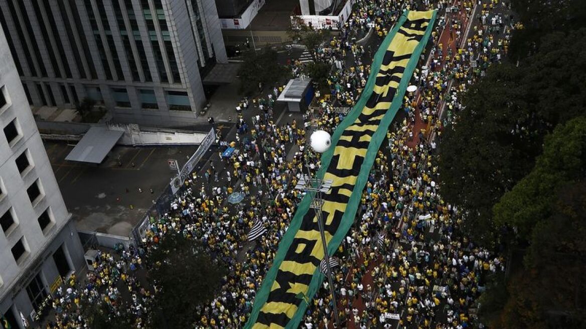 Βραζιλία: Μαζικές διαδηλώσεις κατά της Προέδρου Ρουσέφ σε όλη τη χώρα