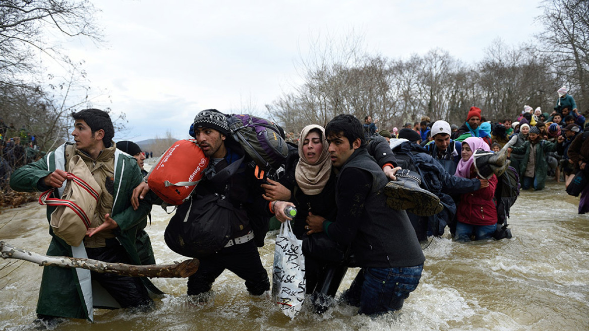 Σκόπια: Στοιβάζουν τους πρόσφυγες σε φορτηγά για να τους γυρίσουν πίσω στην Ελλάδα