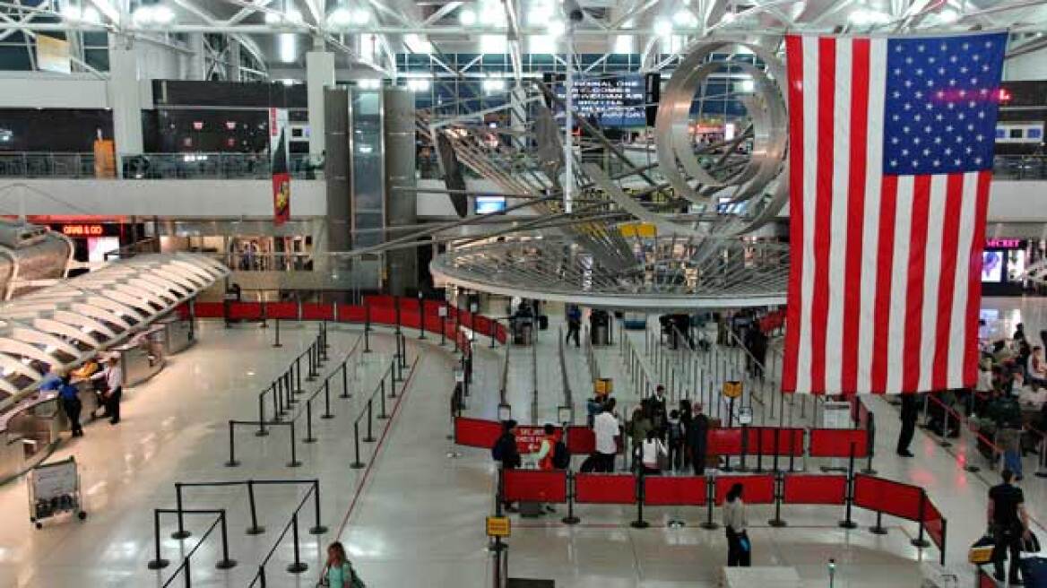 ΗΠΑ: Πυροτεχνουργοί διενεργούν έρευνα σε ύποπτο πακέτο στο αεροδρόμιο JFK