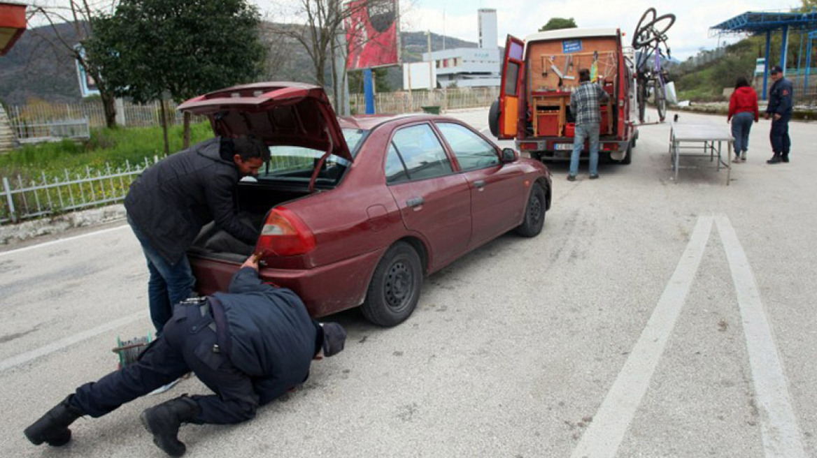 Φύλλο και φτερό τα αυτοκίνητα από τους Αλβανούς για το φόβο μεταναστών από την Ελλάδα
