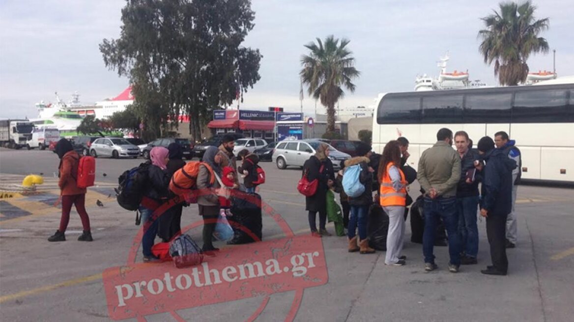 Το λιμάνι του Πειραιά θυμίζει Ειδομένη: Άλλοι 600 πρόσφυγες έφτασαν το πρωί 