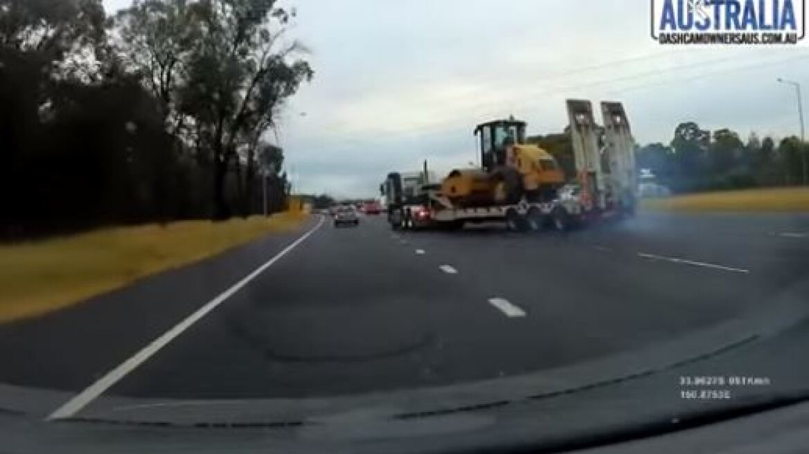 Βίντεο σοκ:«Τρελό» φορτηγό παρασύρει δεκάδες σταματημένα αυτοκίνητα