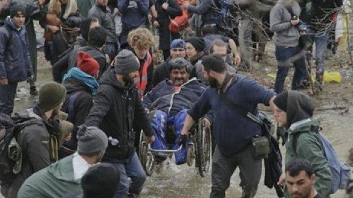 Συγκλονίζει ο ανάπηρος πρόσφυγας στην Ειδομένη: Ένιωσα ότι με σκότωναν 