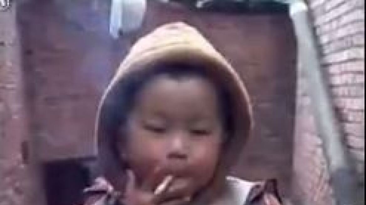 Απίστευτο βίντεο: Δείτε ένα παιδί τριών χρονών να καπνίζει σαν... φουγάρο