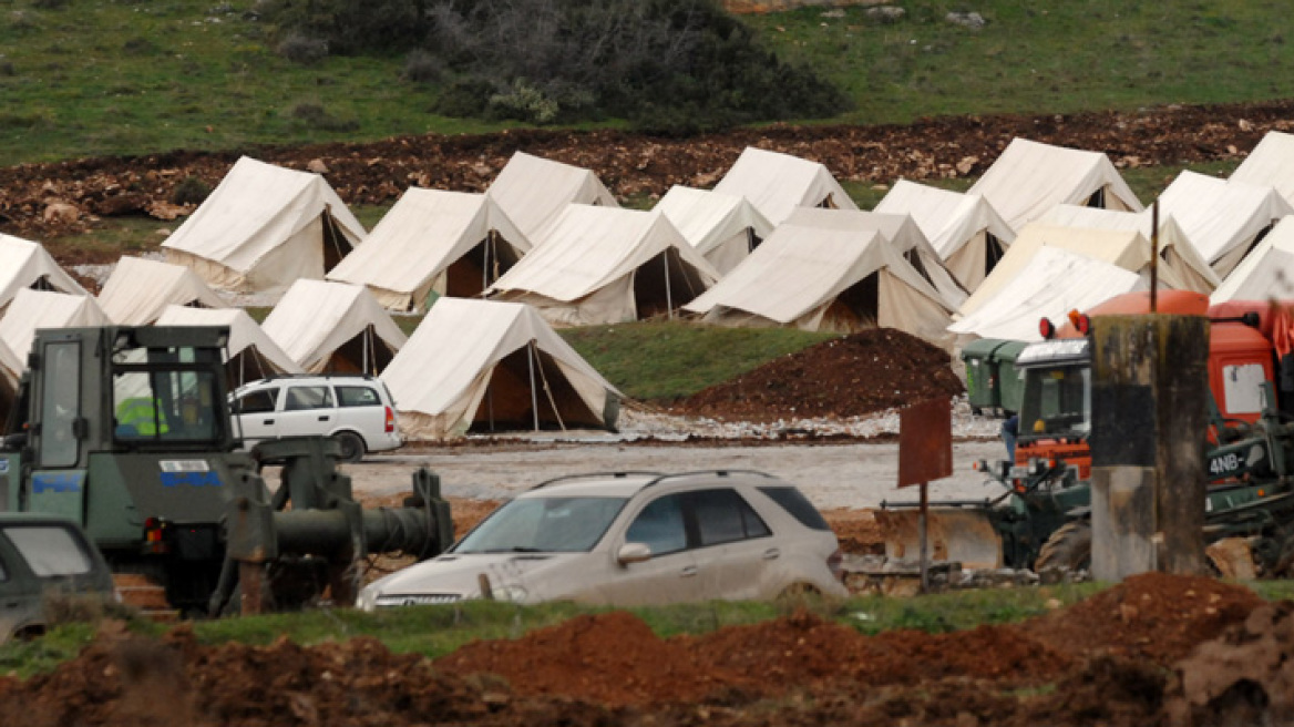 Φωτογραφίες: Ο στρατός «στήνει» το στρατόπεδο «Ευθυμιόπουλου» για τους μετανάστες