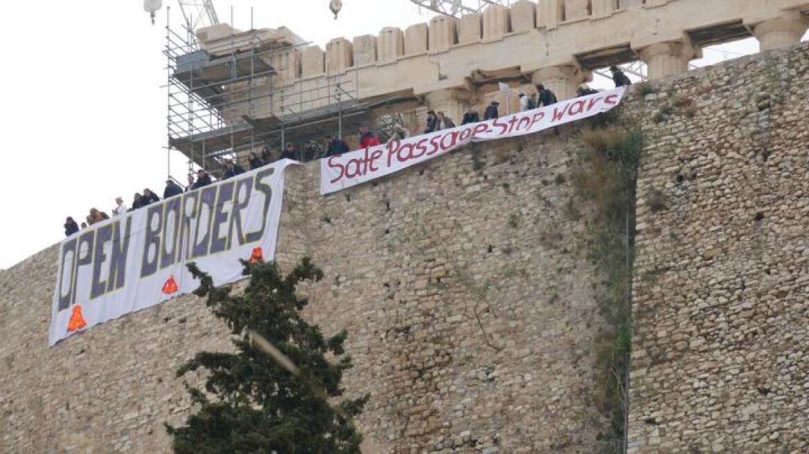 Κρέμασαν πανό στο βράχο της Ακρόπολης: «Open Borders - Safe Passage - Stop Wars»