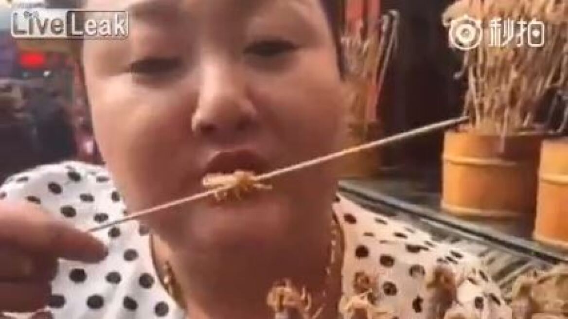 Απίστευτο βίντεο: Δείτε μια γυναίκα να τρώει ζωντανούς... σκορπιούς