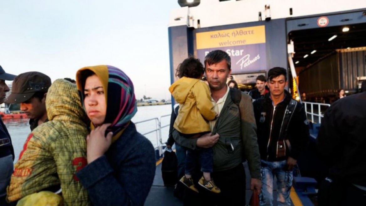 Καράβια φέρνουν συνεχώς πρόσφυγες στον Πειραιά