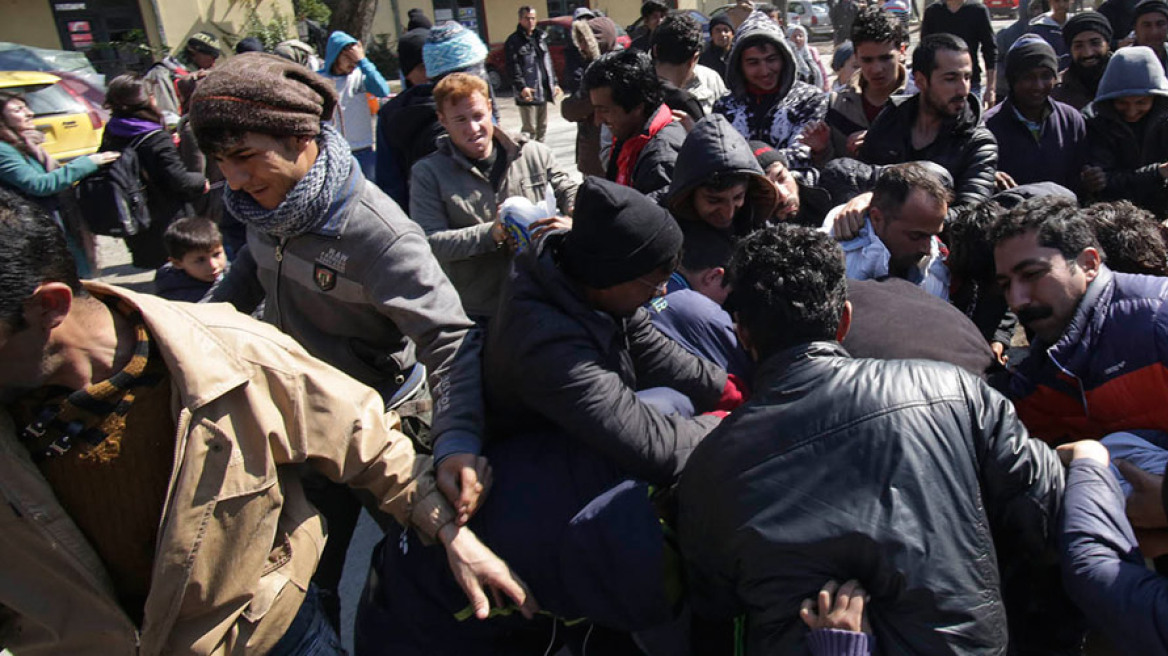 Συμπλοκές μεταξύ προσφύγων στην Ειδομένη για λίγα τρόφιμα και ρούχα