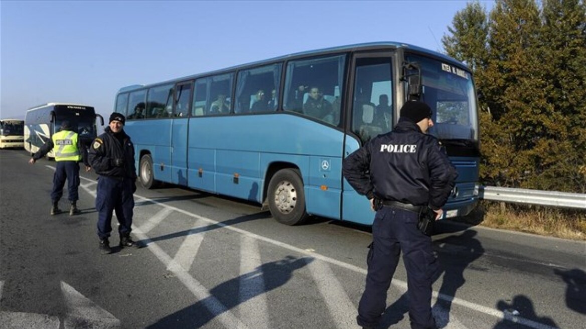 Ιωάννινα: Είκοσι λεωφορεία με πρόσφυγες έφτασαν στο κέντρο φιλοξενίας στον Κατσικά 