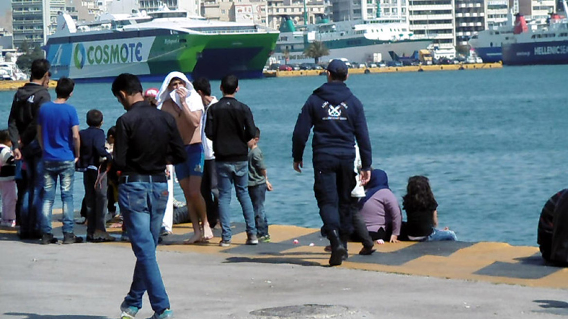 Πρόσφυγες βουτάνε στο λιμάνι του Πειραιά για να κάνουν μπάνιο 