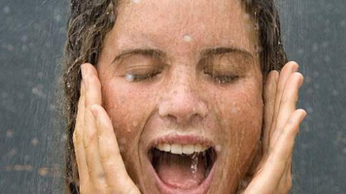 Προστάτεψε το δέρμα σου: Γιατί δεν πρέπει να πλένεις το πρόσωπό σου με καυτό νερό