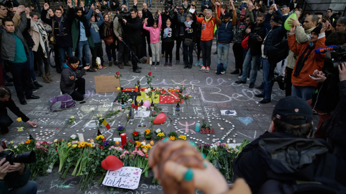 Φωτογραφίες: Μηνύματα ειρήνης και αγάπης από τους κατοίκους των Βρυξελλών