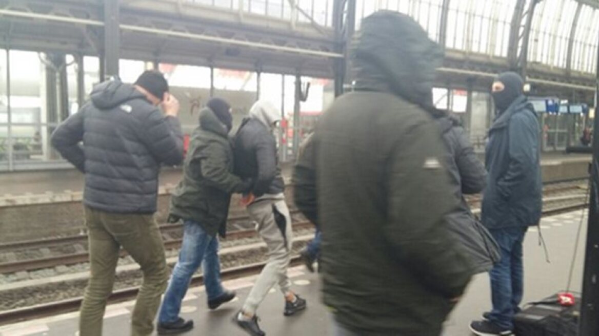 Dutch authorities lock down train station over suspect package (photos)
