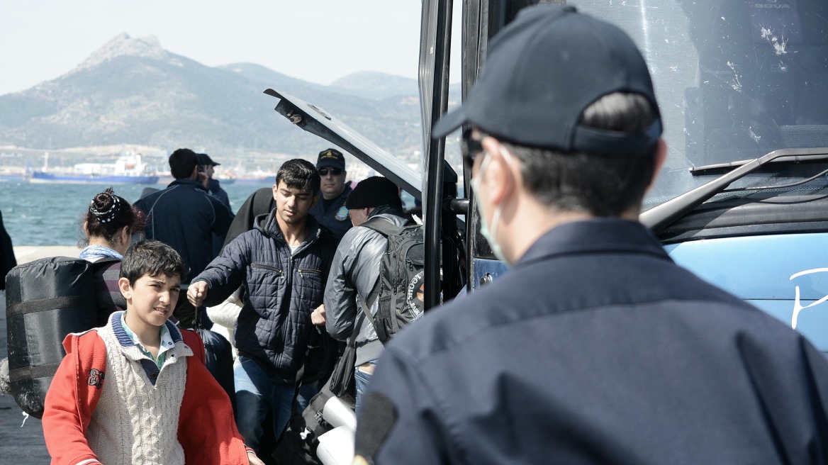 ΕΛΑΣ: Με πλαστικές χειροπέδες μιας χρήσης οι μετανάστες στην Αθήνα 