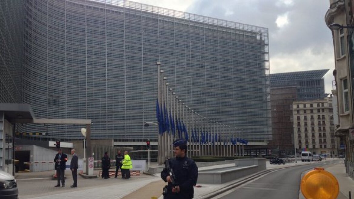 Τρομοκρατικές επιθέσεις στις Βρυξέλλες: Μεσίστιες κυματίζουν οι σημαίες της Κομισιόν 