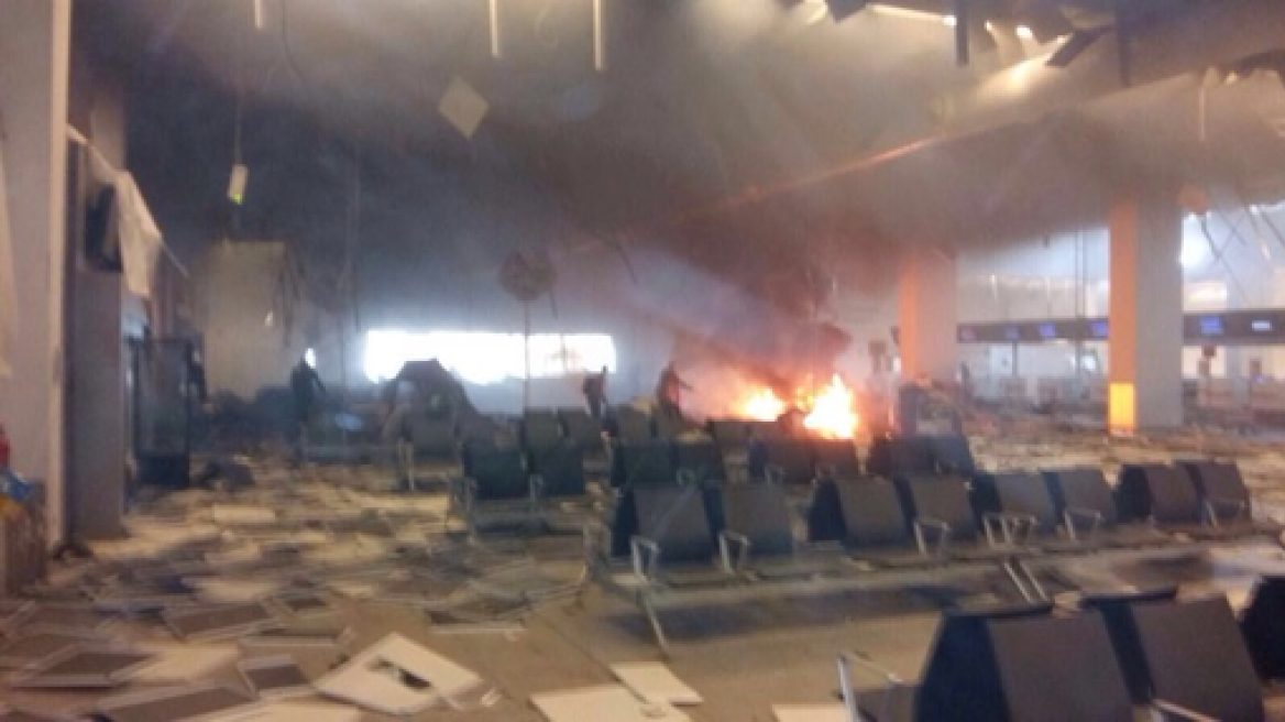 Λίγα δευτερόλεπτα μετά την έκρηξη στο αεροδρόμιο των Βρυξελλών: Φωτιά, κραυγές και παντού συντρίμμια