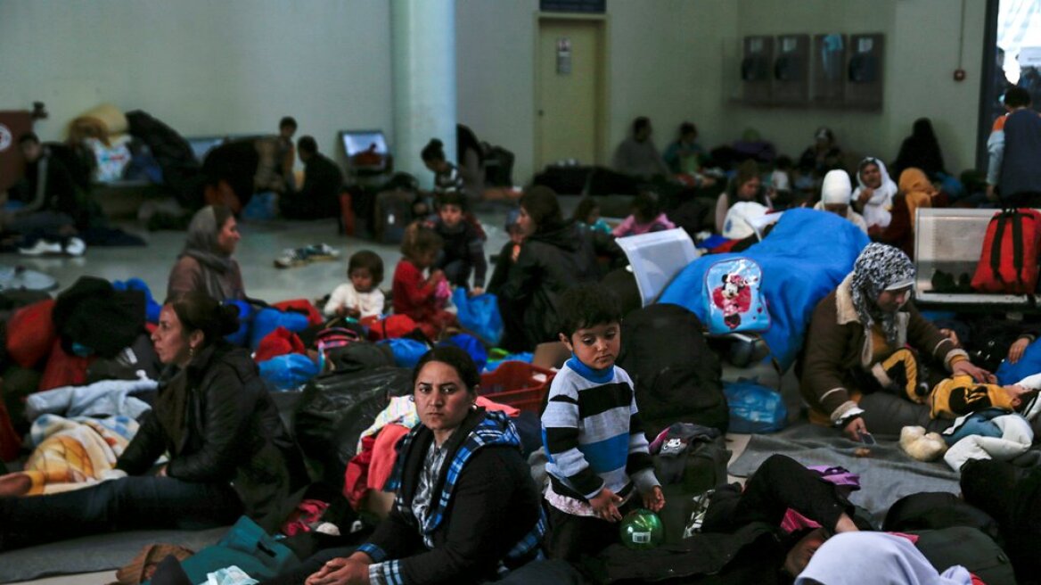«Ασφυκτιά» ο Πειραιάς με 4.700 πρόσφυγες: Αρνούνται να φύγουν από το λιμάνι 