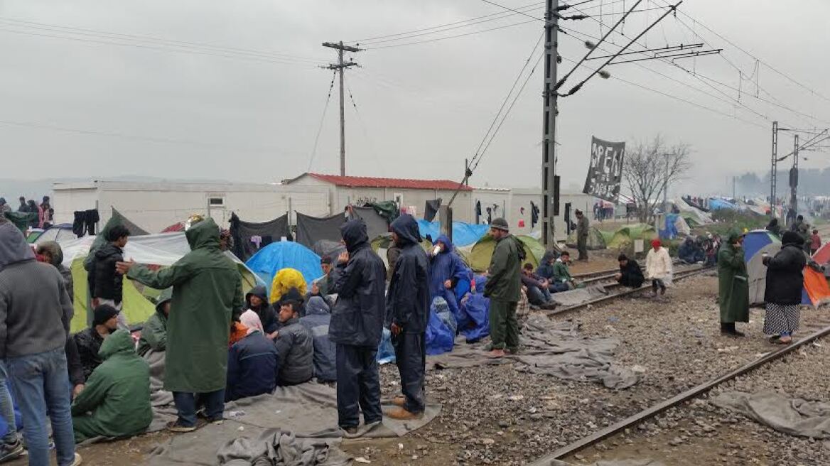 Ειδομένη: Βρέχει, «κρυφτούλι» από τις ΜΚΟ, καβγαδίζουν Τόσκας-Καμμένος