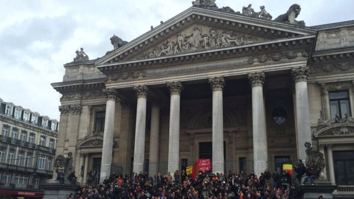Συγκίνηση στις Βρυξέλλες: Ενός λεπτού σιγή για τα θύματα των τρομοκρατικών επιθέσεων