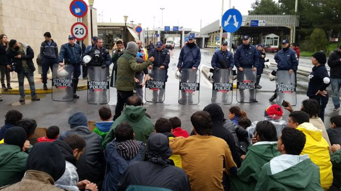 Διαμαρτυρία προσφύγων σε Ευζώνους, Πολύκαστρο και Θεσσαλονίκη για τα κλειστά σύνορα