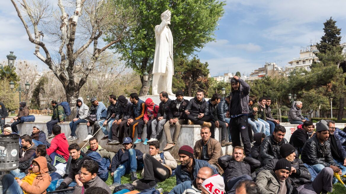Έστησαν σκηνές στην πλατεία Αριστοτέλους οι πρόσφυγες 