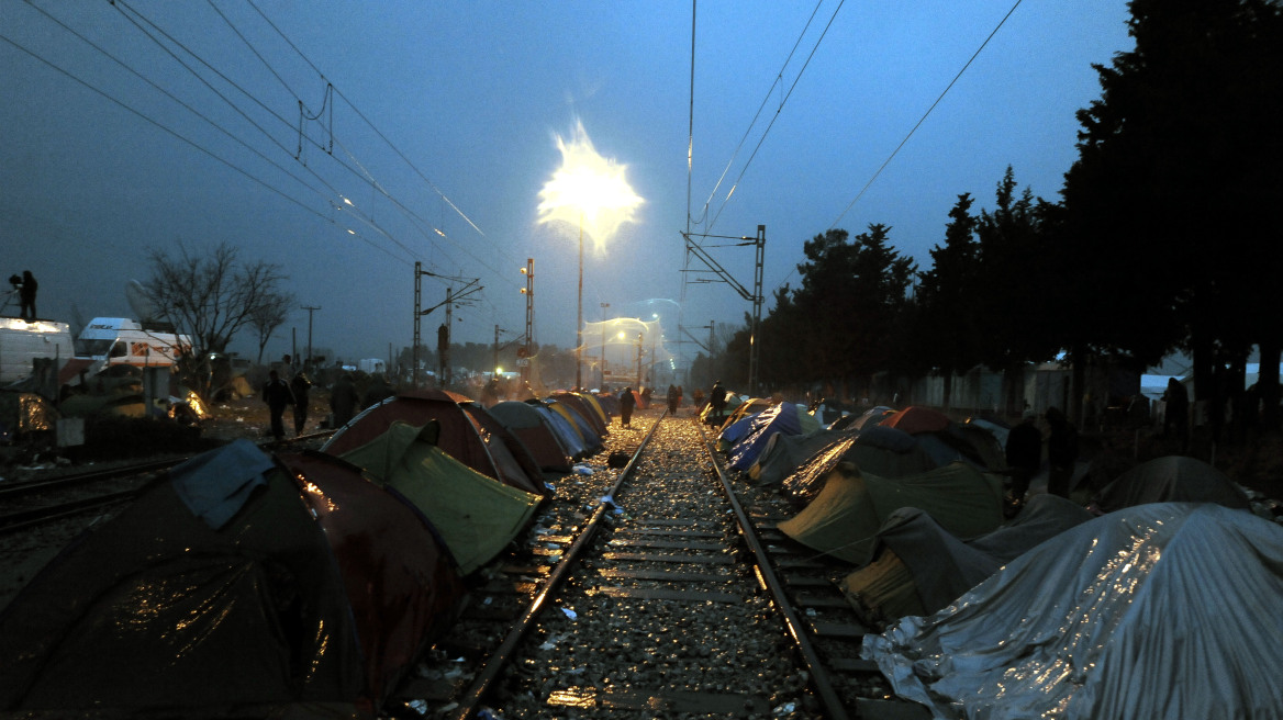 Απελπισμένοι οι εγκλωβισμένοι πρόσφυγες: Έστησαν σκηνές στην εθνική οδό