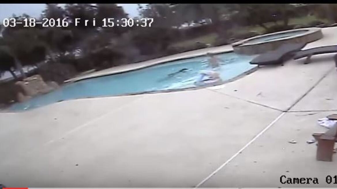 Δείτε 5χρονη να σώζει τη μητέρα της μέσα από πισίνα