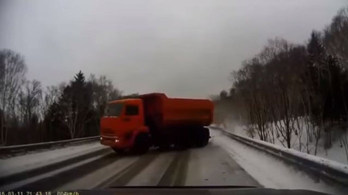 Ασύλληπτη τύχη: Δείτε πώς αποφεύγει το ατύχημα ένα φορτηγό στον πάγο