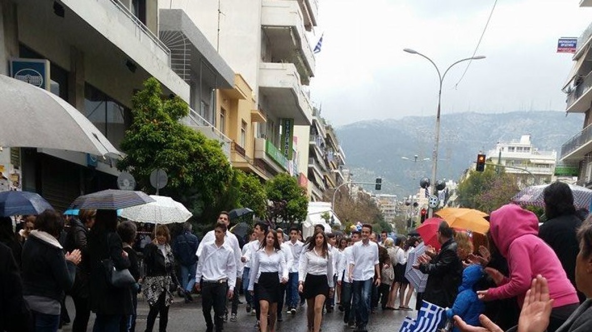 Οι μαθητές γύρισαν την πλάτη στον Δήμο Ζωγράφου και έκαναν παρέλαση 