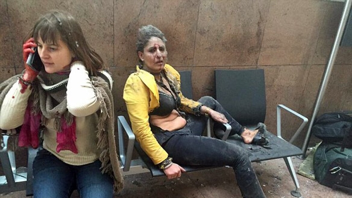 Σε τεχνητό κώμα η αεροσυνοδός - σύμβολο των τρομοκρατικών επιθέσεων στις Βρυξέλλες
