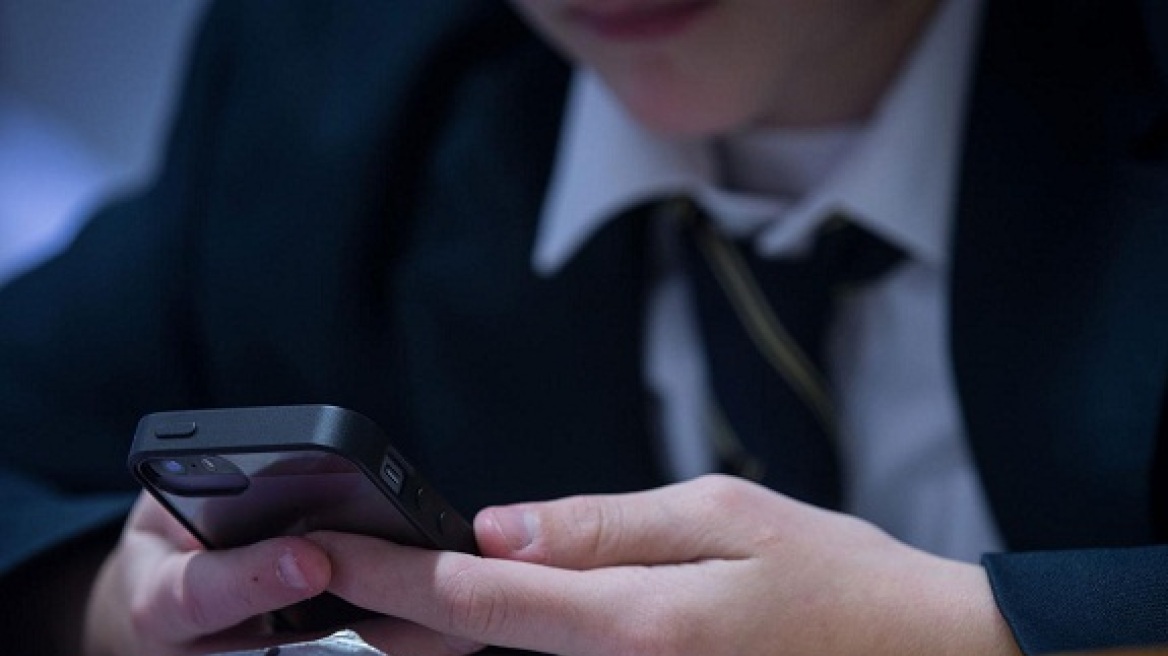 Έρευνα-σοκ: Επτάχρονα στέλνουν σεξουαλικά μηνύματα από το κινητό τους