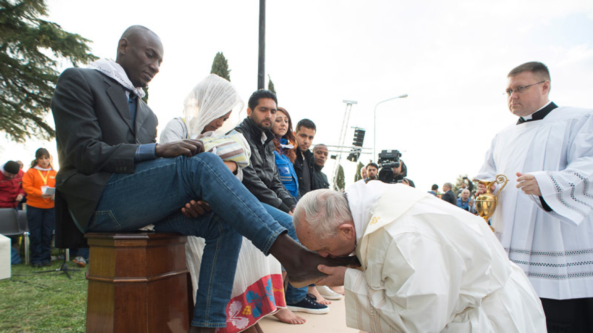 Ο Πάπας έπλυνε και φίλησε τα πόδια δώδεκα μεταναστών 
