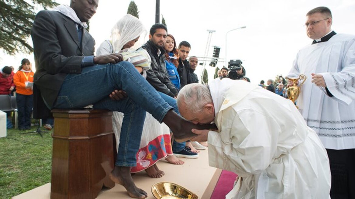 Pope Francis washes and kisses feet of refugees (vid)